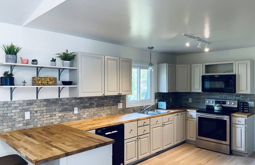 Macatawa House | Spacious Home w/King Bed close to Beaches, Lake Macatawa, Holland, & Saugatuck