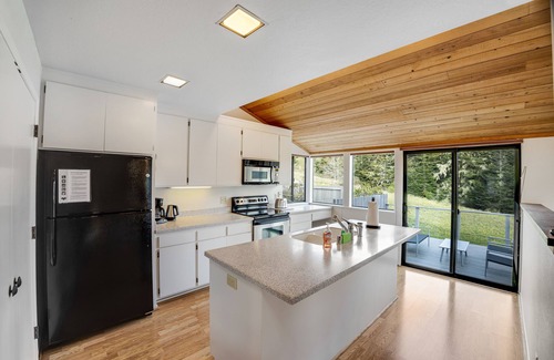 Sea Ranch House | Spacious Home w/Ocean View, Wood Burning Fireplace, Shared Pools & Tennis