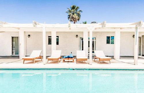 Racquet Club Estates Villa | Spacious home w/ pool, fireplace, outdoor deck