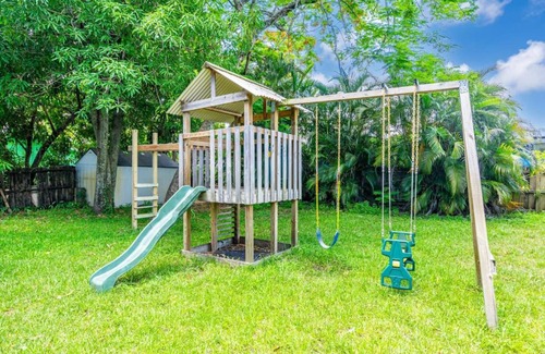 Riverside Park House | Spacious Home with Pool for 8 People