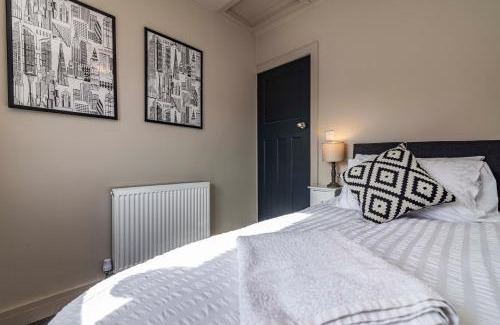 Toton Villa | SPACIOUS HOME WITH GARDEN-SLEEPS 5 Contractors, families, and group stays welcome