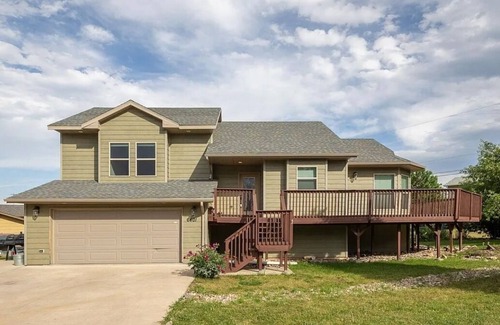 Blackhawk House | Spacious Home with Hot tub and Fire Pit Table-5 minutes from Rapid City