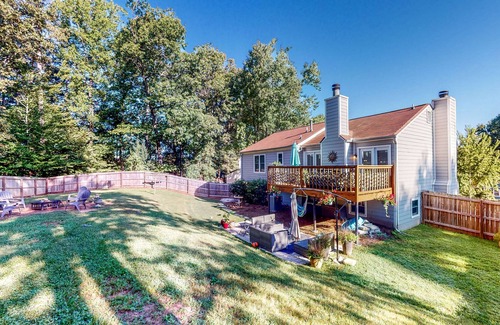 Alpharetta House | Spacious Home with Large Fenced Dog-Friendly Yard & Firepit - Full Kitchen