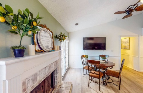 Alpharetta House | Spacious Home with Large Fenced Dog-Friendly Yard & Firepit - Full Kitchen