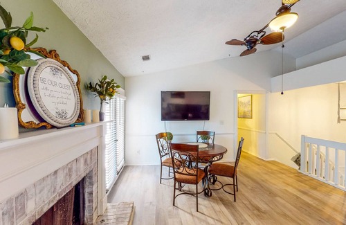 Alpharetta House | Spacious Home with Large Fenced Dog-Friendly Yard & Firepit - Full Kitchen