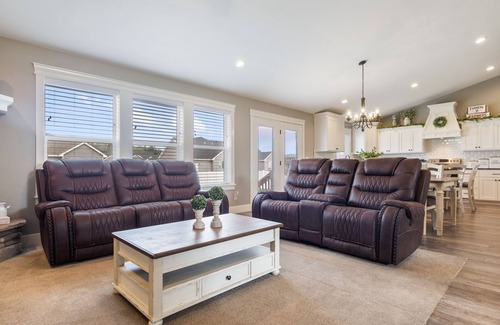 Ammon House | Spacious Home with swim spa and games sleeps 27