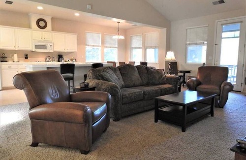 Angels Camp Cottage | Spacious Home with Golf Course View (Treasure Cottage)