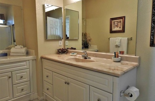 Angels Camp Cottage | Spacious Home with Golf Course View (Treasure Cottage)