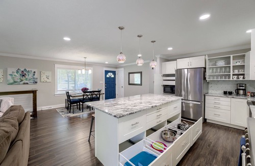 Independence House | Spacious home with King bed - mins to Stadiums