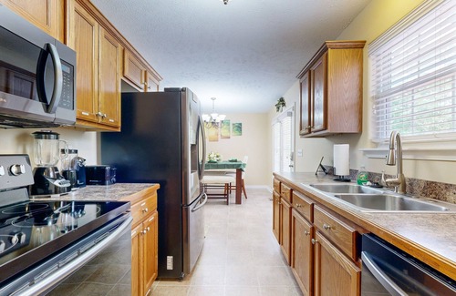 Springfield House | Spacious home with fully equipped kitchen - near Nashville
