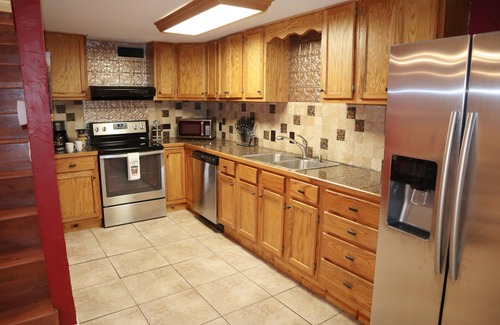 Piney House | Spacious Hot Springs Home w/Hot Tub, Boat Slip, 2 KING Beds, 15 min to Oaklawn