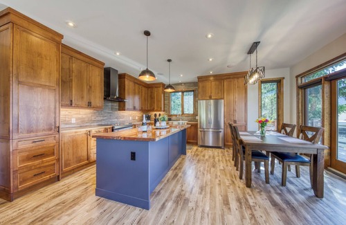 East Kootenay House | Spacious | Hot Tub | Pet-Friendly | Mountain Views | Fire Pit | Golf n