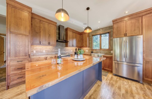East Kootenay House | Spacious | Hot Tub | Pet-Friendly | Mountain Views | Fire Pit | Golf n