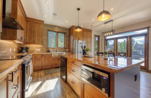 East Kootenay House | Spacious | Hot Tub | Pet-Friendly | Mountain Views | Fire Pit | Golf n