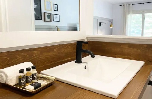 Cashiers Hotel | Spacious Hotel King Room in Cashiers Center