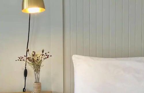 Cashiers Hotel | Spacious Hotel King Room in Cashiers Center