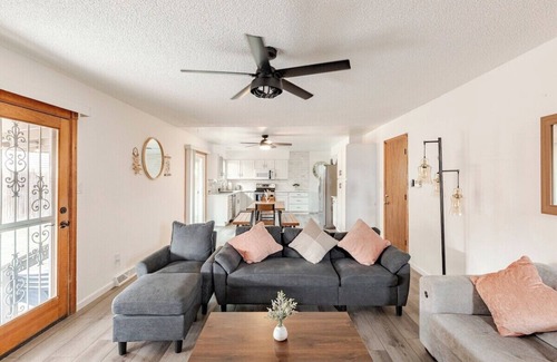 Denver House | spacious hottub 4 kings 2 kitchens walkable sleeps 18
