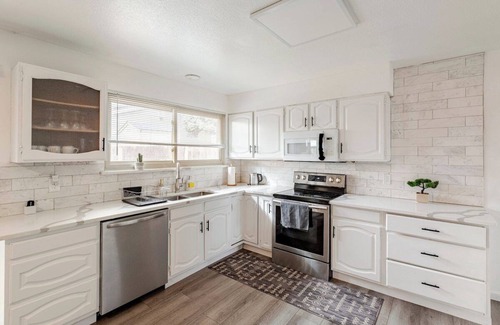 Denver House | spacious hottub 4 kings 2 kitchens walkable sleeps 18