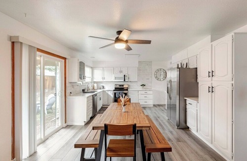 Denver House | spacious hottub 4 kings 2 kitchens walkable sleeps 18