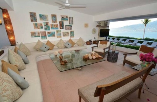Las Brisas House | Spacious House in Las Brisas / Spectacular Terrace