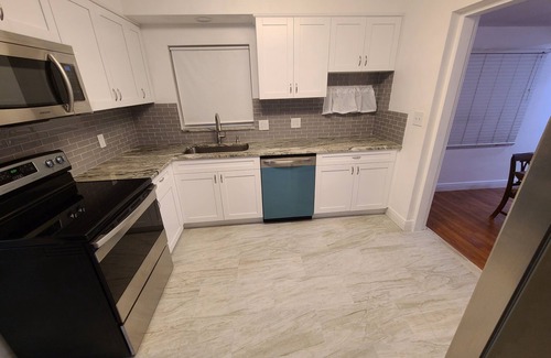 Disston Heights House | Spacious House, 2 King & 2 Queen Beds, Workspace and Sitting Areas