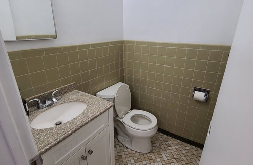 Disston Heights House | Spacious House, 2 King & 2 Queen Beds, Workspace and Sitting Areas