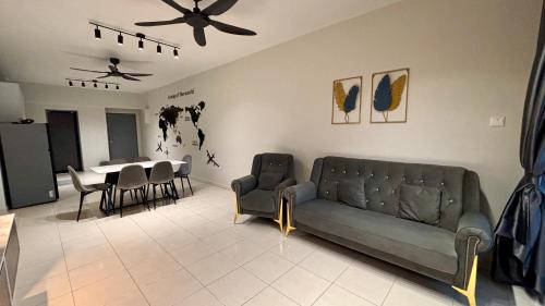 Bayan Baru Apartment | Spacious HOUSE 4R 8pax WiFi-S Pic-Airport