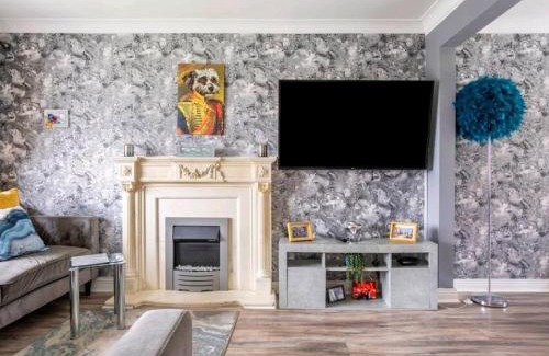 Belfast Villa | Spacious house City skyline and mountain views close too belfast centre and airports free parking