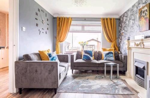 Belfast Villa | Spacious house City skyline and mountain views close too belfast centre and airports free parking
