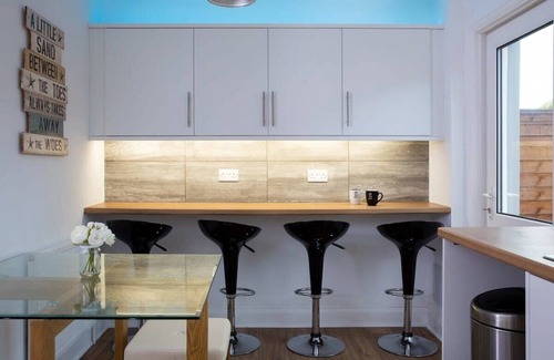 Bognor Regis House | Spacious House for 10 with Hot Tub Nr Beach