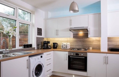 Bognor Regis House | Spacious House for 10 with Hot Tub Nr Beach