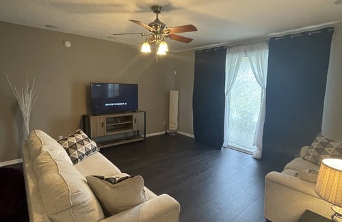 OakLeaf Plantation House | Spacious house in quiet neighborhood near shopping center, Max 6 guests