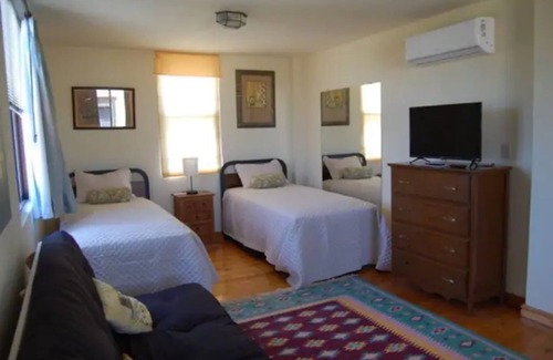 Juarez House | Spacious house, pool, minutes' walk to marina, downtown