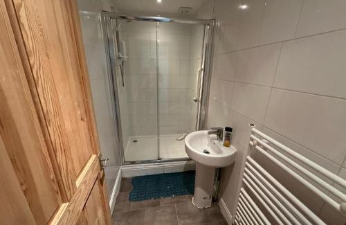 Walsall House | Spacious House- Parking Garden & Central Location
