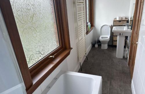 Walsall House | Spacious House- Parking Garden & Central Location