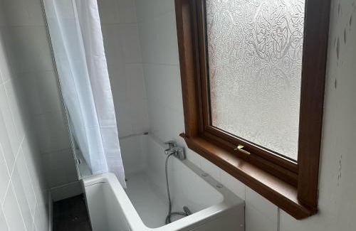 Walsall House | Spacious House- Parking Garden & Central Location