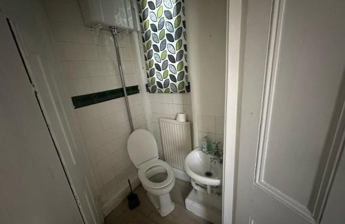 Walsall House | Spacious House- Parking Garden & Central Location
