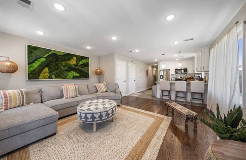 Elizabeth House | (Spacious House – Sleeps up to 8+ guests | Near Airport & City)