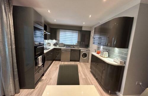 Crewe House | Spacious House To Accommodate 6