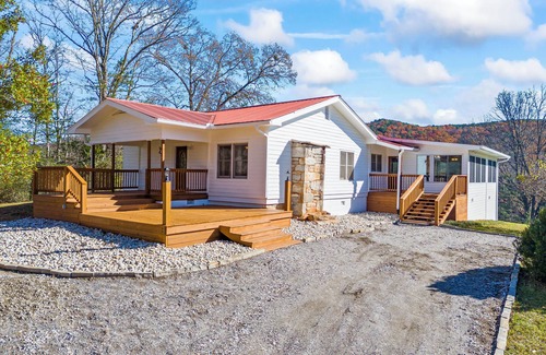 Sautee Nacoochee House | Spacious House on 3 Acres, Mountain Views Sunroom, Screened Porch, Fire Pit