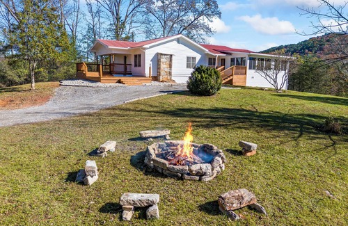 Sautee Nacoochee House | Spacious House on 3 Acres, Mountain Views Sunroom, Screened Porch, Fire Pit