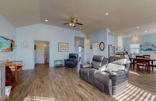 North Beach House | Spacious house with full kitchen, TVs, WIFI, balcony, near the beach