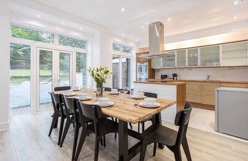 Manchester House | Spacious House With Parking Near Heaton Park
