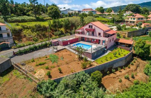 Prazeres House | Spacious House with Pool in Prazeres