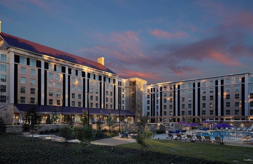Whitehaven Hotel | Spacious Junior Living Room -Outdoor Pool -Gym -Restaurants -Airport Shuttle