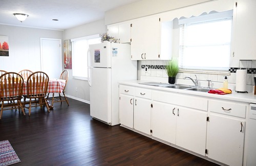 Seymour House | Spacious! King beds! Fenced backyard! Dollywood 25 min. 5 beds 2.5 baths!