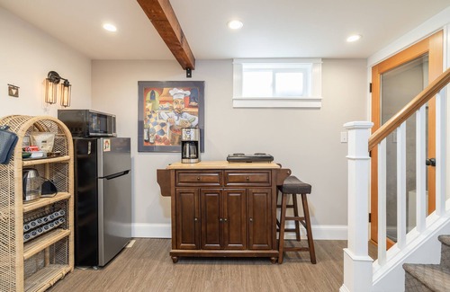 Creston - Kenilworth Apartment | Spacious King Room close to Reed College, Downtown, and Hawthorne District