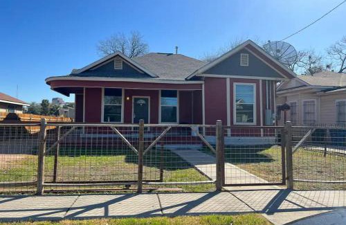 Five Points House | Spacious King Suite with Private Bath - Central, 10 Min Downtown Access
