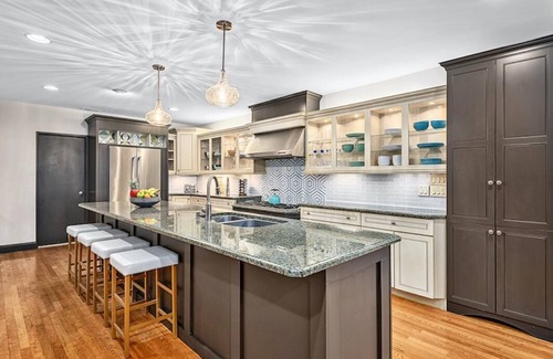 Asheville House | SPACIOUS KITCHEN, GREAT OUTDOOR SPACE, FIRE TABLE, GAME RM, WIFI