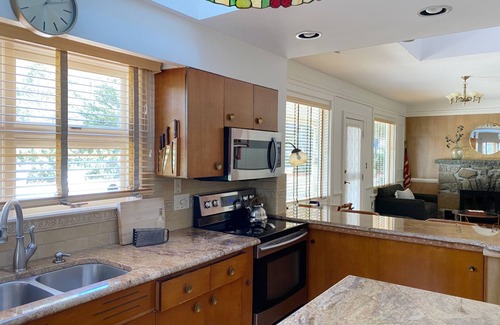 Greentown House | 🌲🚣‍♂️🦅 Spacious Lake Cottage MSTR Suite LRG Deck Lake Wallenpaupack